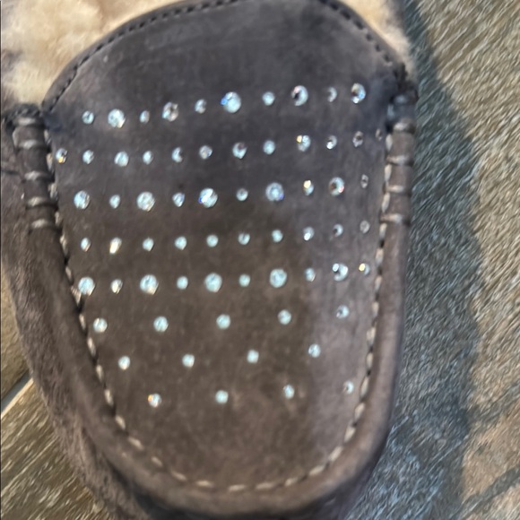 UGG Gray Cozy Ansley stud Sherpa-Lined Slippers NWOT - Picture 3 of 9